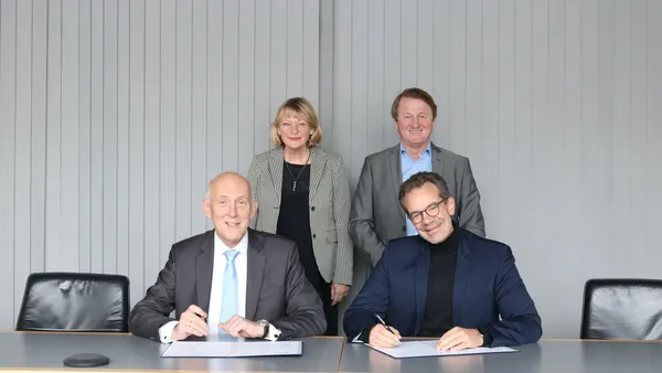 THI-Präsident Professor Walter Schober (vorne links) und Bayern Innovativ-Geschäftsführer Dr. Rainer Seßner (vorne rechts) mit Professor Andrea Klug und Bruno Götz bei der Unterzeichnung des Vertrags (Foto: THI).