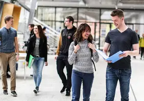 Studierende in der Aula