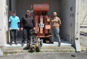 The THI team: Michael Witti, Michael Schmidpeter and Maurice Hufnagel (l.t.r.) with robot Frank (Photo: THI).