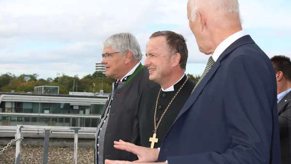 Der Himmel über Ingolstadt: Dr. Hans-Christoph Oelker, Landesbischof Christian Kopp und THI-Präsident Professor Walter Schober (v.l.n.r.) auf dem Dach des G-Gebäudes (Foto: THI). Prof. Dr. Schober mit Landesbischof auf dem Dach der Hochschule