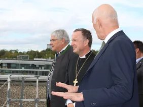 Der Himmel über Ingolstadt: Dr. Hans-Christoph Oelker, Landesbischof Christian Kopp und THI-Präsident Professor Walter Schober (v.l.n.r.) auf dem Dach des G-Gebäudes (Foto: THI). Prof. Dr. Schober mit Landesbischof auf dem Dach der Hochschule