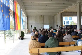 Auf der Baustelle geht es gut voran. 2026 soll der hochmoderne Bau eingeweiht werden (Foto: THI). Richtfest im Digitalbau der THI mit Blick auf das Publikum und Redner
