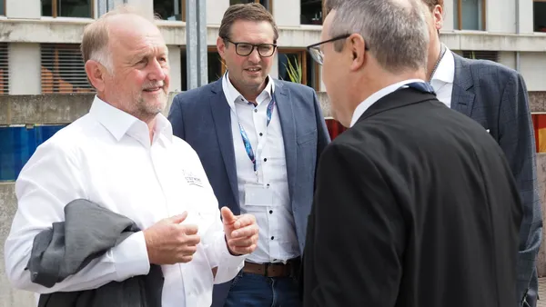 mehrere Personen gratulieren sich