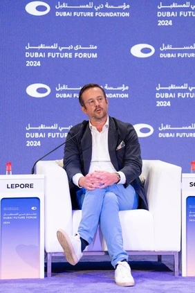 Zukünfte im Blick: Professor Jan Oliver Schwarz auf einer Konferenz in Dubai (Foto: Jan Oliver Schwarz). Mann als Sprecher bei einer Veranstaltung von Dubai Future Forum