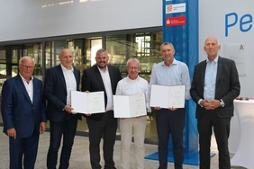 THI President Prof. Dr. Walter Schober (r.) and Prof. Dr. Hubert Waltl (l.) with the donors.