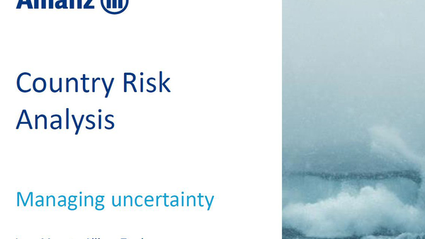 Man sieht das Deckblatt der Präsentation mit Logo und Überschrift, daneben eine stürmische Welle.