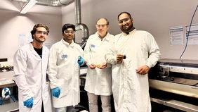 Gemeinsam treiben Gabriele Rigato, Gokulnath Vellaisamy, Gordon Elger und Nihesh Mohan (v. l. n. r.) im THI-Projekt „SOFTIE“ die Entwicklung smarter Textilien voran (Foto: THI).