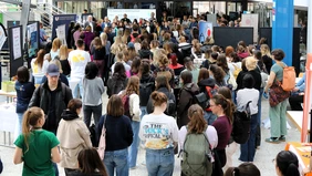 Gedränge in der Aula: Mehr als 40 Vereine, Initiativen und Beratungsstellen machten den Diversity Day an der THI zu einem Publikumserfolg (Foto: THI).