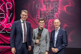 Strahlender Gewinner: Christian Fischer (Mitte) freut sich über den Kulturpreis Bayern (Foto: Bayernwerk).