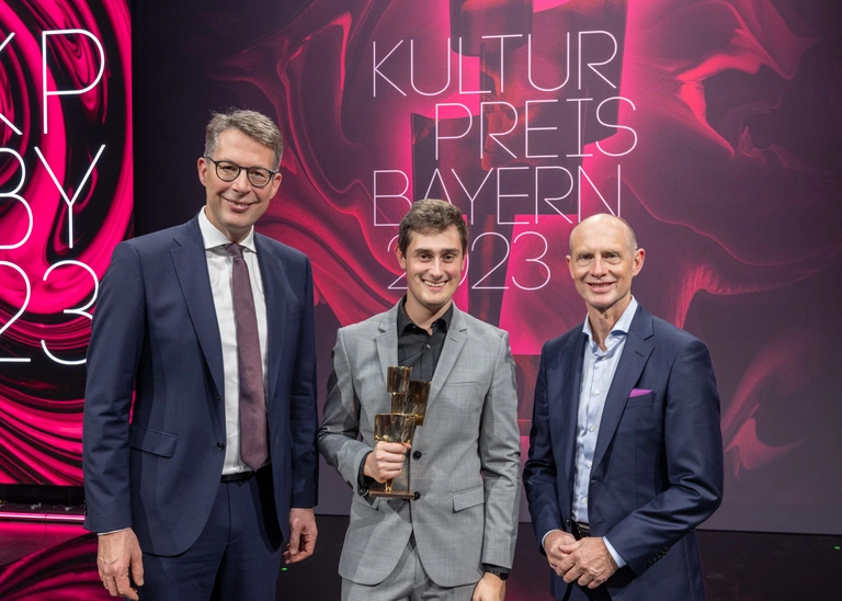 Beaming winner: Christian Fischer (center) is delighted to receive the Bavarian Culture Prize (Photo: Bayernwerk).