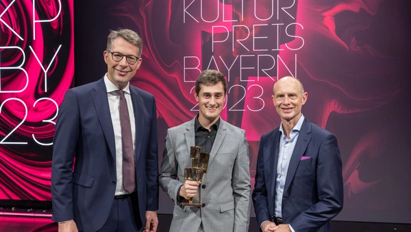 Beaming winner: Christian Fischer (center) is delighted to receive the Bavarian Culture Prize (Photo: Bayernwerk).
