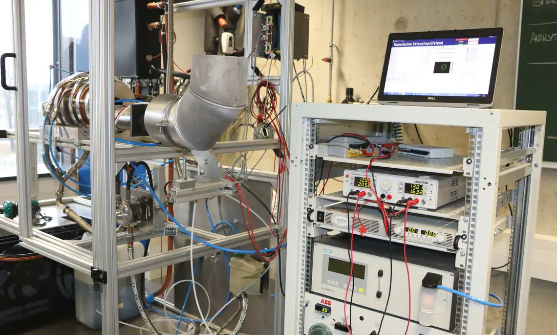 Gasturbinenprüfstand im Labor mit Mesinstrumenten