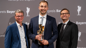 Drei Personen mit Pokal (Kulturpreis Bayern)
