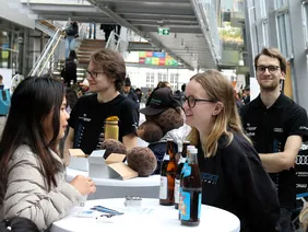Von den alten Hasen lernen: Die Studienanfänger kamen in der Aula mit Mitstudierenden aus höheren Semestern ins Gespräch (Foto: THI).