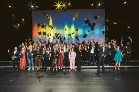 A long-standing tradition at THI: the graduates throw their hats in the air (Photo: THI/Simon Kahner).