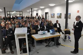 Professor Daniel Großmann begrüßte die Interessierten auf dem Nachhaltigkeits-Campus Neuburg der THI (Foto: Landkreis Neuburg-Schrobenhausen/Gooss).
