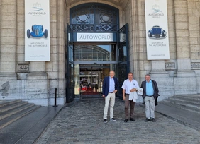 Dr. Dr. Gerd Treffer, Prof. Dr. Thomas Suchandt und Prof. Dr. Peter Augsdörfer stehen vor dem Eingang des Autoworld Museums in Bruessel
