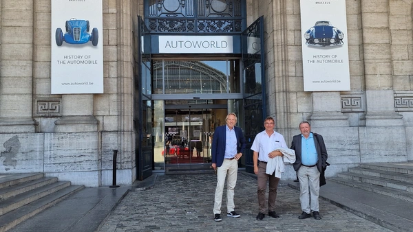 Dr. Dr. Gerd Treffer, Prof. Dr. Thomas Suchandt und Prof. Dr. Peter Augsdörfer stehen vor dem Eingang des Autoworld Museums in Bruessel
