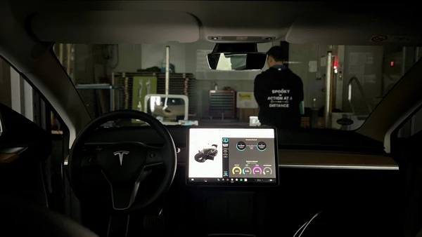 Innovative Technologie im Tesla (Foto: THI).