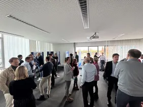 Quelle: THI Foto der Teilnehmenden des SAFIR Netzwerktreffens beim Netzwerken