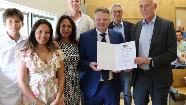 Prof. Dr. Martens (3rd from right) with family and colleagues at the presentation of the certificate of appointment by THI President Walter Schober (right). (Photo: THI)