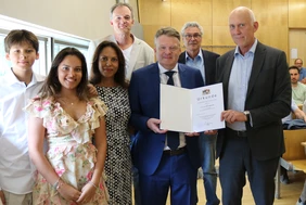 Prof. Dr. Martens (3rd from right) with family and colleagues at the presentation of the certificate of appointment by THI President Walter Schober (right). (Photo: THI)