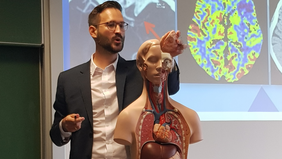Prof. Dr Matthias Eckert shows a model of the human organs.