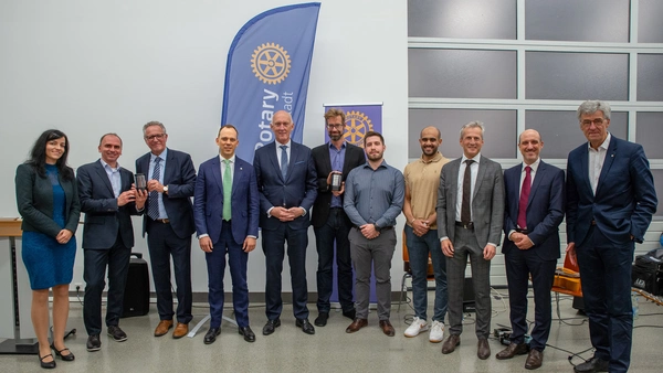 The prizes were accepted by Professor Michael Botsch (2nd from left) and Professor Werner Huber (3rd from left) for the "KIVI" team and Dr Meinert Lewerenz (centre) for "I-BasE" (Photo: Christine Olma).