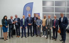 The prizes were accepted by Professor Michael Botsch (2nd from left) and Professor Werner Huber (3rd from left) for the "KIVI" team and Dr Meinert Lewerenz (centre) for "I-BasE" (Photo: Christine Olma).