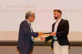 Preisverleihung in Nagasaki: Michael Theiler bei der Übergabe der Urkunde (Foto: THI).