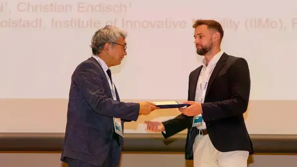 Preisverleihung in Nagasaki: Michael Theiler bei der Übergabe der Urkunde (Foto: THI).