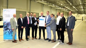 Bayerns Wissenschaftsminister Markus Blume (5. v. r.) überreichte den Förderbescheid im Beisein von Professor Arndt Bode (3. v. l.), Präsident der Bayerischen Transformations- und Forschungsstiftung, Professor Walter Schober (Mitte), Präsident der THI
