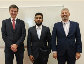 Die Doctoral School gratuliert Shahabaz (mi. im Bild), seinem Betreuer Prof. Ing. Luděk Hynčík, Ph.D. von der University of West Bohemia in Pilsen (re. im Bild) und seinem Betreuer Prof. Ing. Ondřej Vaculín, Ph.D. von der TH Ingolstadt (li. im Bild).