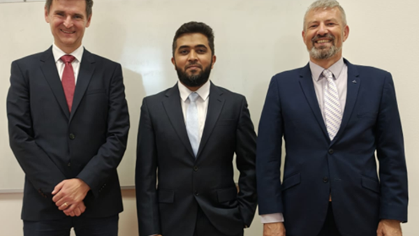 Die Doctoral School gratuliert Shahabaz (mi. im Bild), seinem Betreuer Prof. Ing. Luděk Hynčík, Ph.D. von der University of West Bohemia in Pilsen (re. im Bild) und seinem Betreuer Prof. Ing. Ondřej Vaculín, Ph.D. von der TH Ingolstadt (li. im Bild).