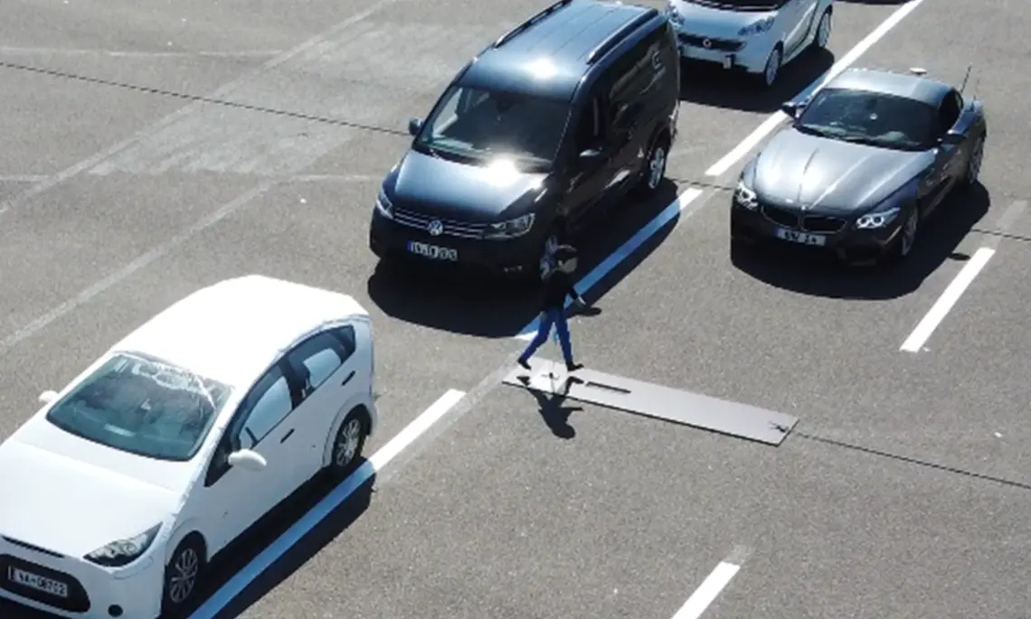 Foto eines Testaufbaus mit autonom fahrenden Fahrzeugen und eine Dummy