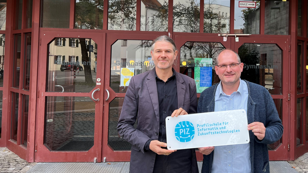 [Translate to English:] Prof. Andreas Riener beim Katharinen-Gymansium Ingolstadt zur  Übergabe Plakette PiZ