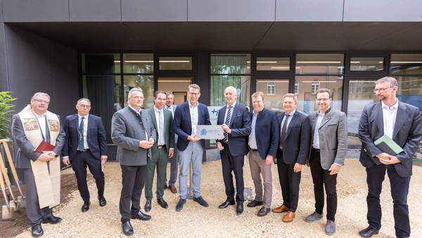 THI President Prof. Dr. Walter Schober (5th from right) and State Minister Markus Blume (6th from right) at the opening of the modular building (Photo: THI).