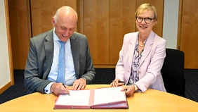 Gemeinsam für den Schutz von Innovationen: THI-Präsident Professor Walter Schober (links) und DPMA-Präsidentin Eva Schewior besiegeln die Kooperation zwischen THI und Deutschem Patent- und Markenamt (Foto: DPMA).