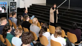 Klimaschutzmanagerin Tatiana Jodor erläutert die nächsten Schritte des THI-Klimaschutzkonzepts und sammelt Ideen für eine klimafreundliche Campusgestaltung (Foto: THI).