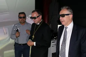 Eintauchen in virtuelle Welten: Christian Kopp (Mitte) im VR-Labor der THI (Foto: THI).