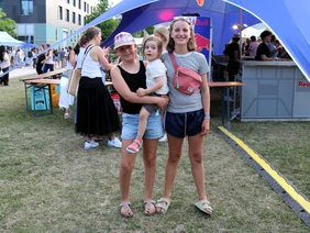 Mitmachaktionen für jeden Geschmack: Charlotte (r.) entdeckte ihre kreative Seite beim Malen, ihre Begleiterinnen entschieden sich für Kinderschminken (Foto: Simone Ketterl).
