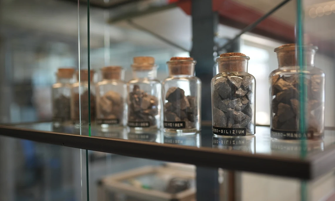 Verschiedene Werkstoffe in Gläser in der Vitrine