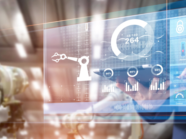 Roboterarm und digitale Steuerungsanzeige