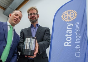 The President of the Rotary Club Ingolstadt Dr. Christoph Brase (l.) with award winner Dr. Meinert Lewerenz (Photo: Christine Olma).
