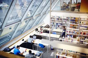 Bibliothek der THI, Menschen an Lesetischen