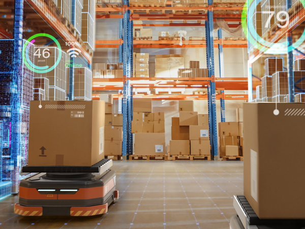 Lagerraum mit mehreren, verschiedenen Kartons über denen Hologrammanzeigen schweben.