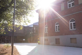 Bei strahlendem Sonnenschein fand das Fest des Fördervereins auf dem Nachhaltigkeitscampus Neuburg statt (Foto: THI). Symboldbild vom Campus mit strahlender Sonne am Himmel
