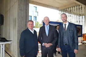 Ein Grund zum Feiern: Bauminister Christian Bernreiter, THI-Präsident Professor Walter Schober und Thomas Sendtner vom Städtischen Bauamt Ingolstadt (v.l.n.r.) auf dem Richtfest (Foto: THI). Ministr Brennreiter mit Prof. Dr. Schober und Herrn Sendtner beim Richtfest des Digitalbau der THI