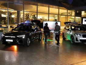 Zwei Forschungsfahrzeuge in der Aula der THI mit Begeleitpersonen