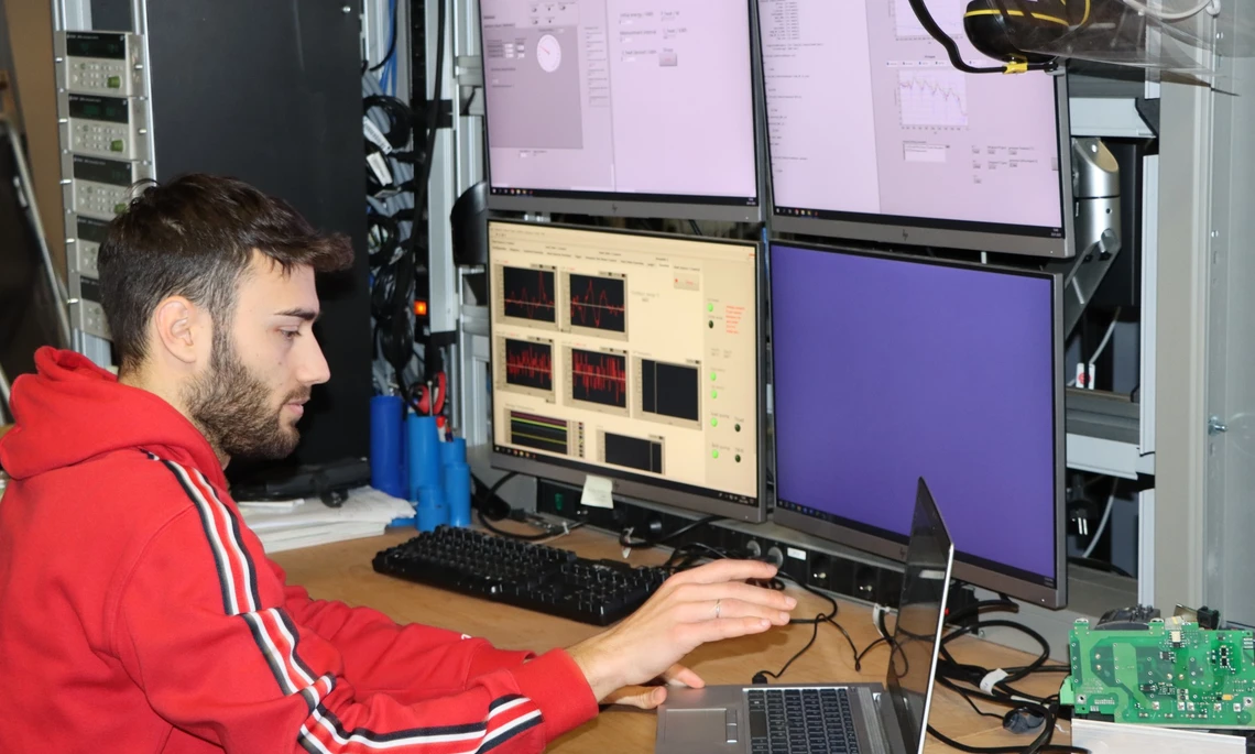 Doktorand im Prüfraum am Monitor